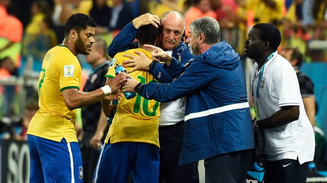 O técnico Luiz Felipe Scolari abraça Neymar após o camisa 10 marcar o gol de empate do Brasil