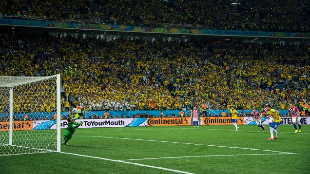 Neymar faz gol de penalti e vira o placar para o Brasil