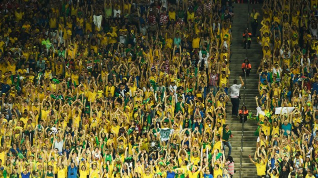 Torcedores fazem ola durante o jogo entre Brasil e Croácia no Itaquerão, em São Paulo