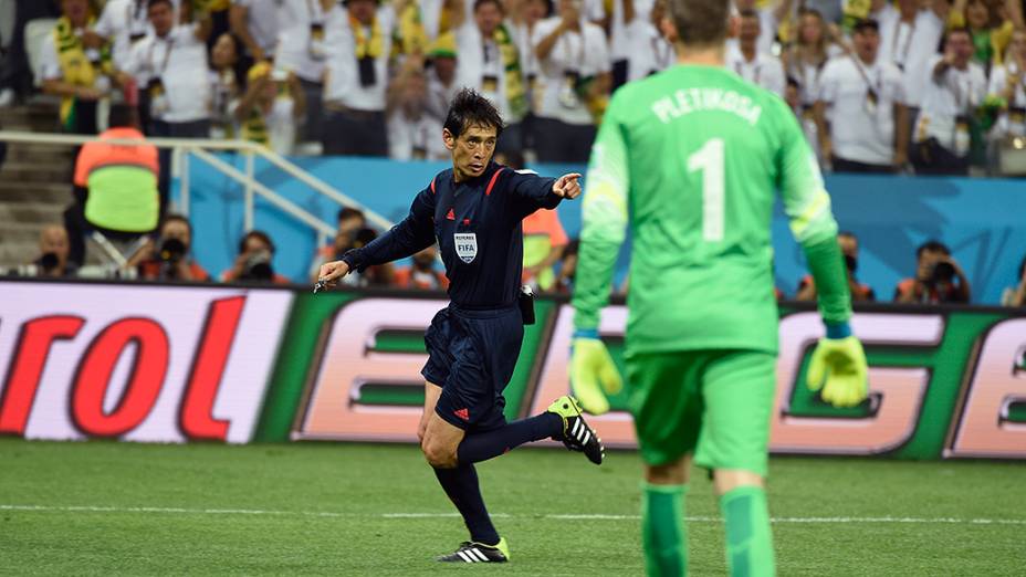 o árbitro Yuichi Nishimura marca pênalti contra a Croácia no Itaquerão, em São Paulo