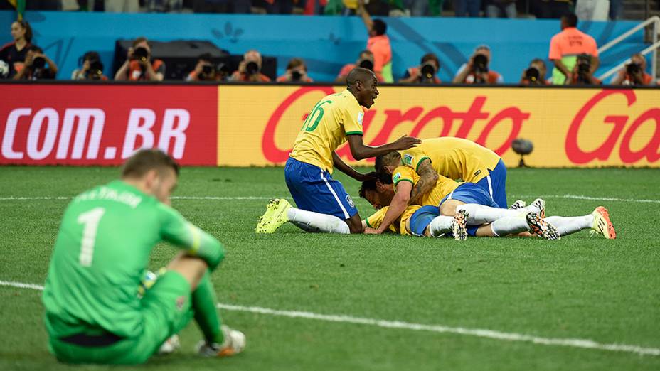 Jogadores do Brasil comemoram gol contra a Croácia, no Itaquerão em São Paulo