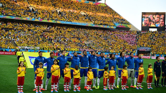 Jogadores da seleção cantam o Hino Nacional antes do jogo contra a Croácia no Itaquerão, em São Paulo