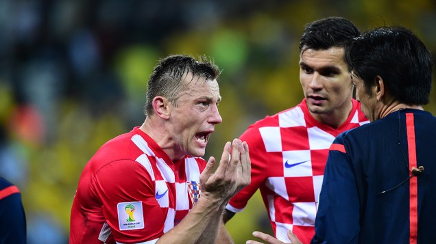 Jogadores da Croácia reclamam com o árbitro no final da partida