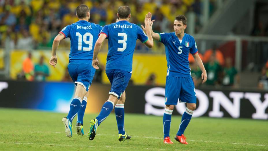 Jogadores da Itália comemoram gol contra o Brasil, pela Copa das Confederações, em Salvador