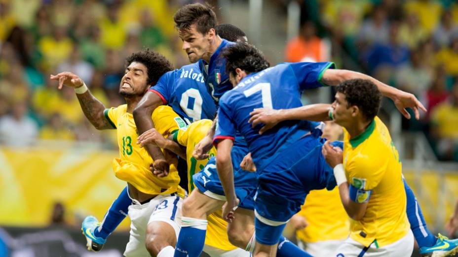 Jogadores do Brasil e da Itália, durante cobrança de escanteio, pela Copa das Confederações, em Salvador