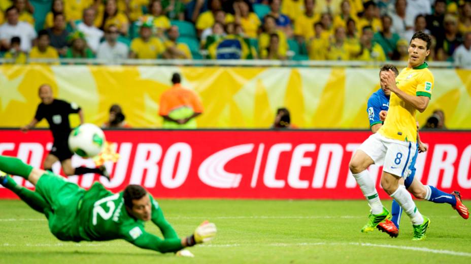 Jogador Emanuele Giaccherini da Itália marca segundo gol da Itália contra o Brasil, pela Copa das Confederações, em Salvador