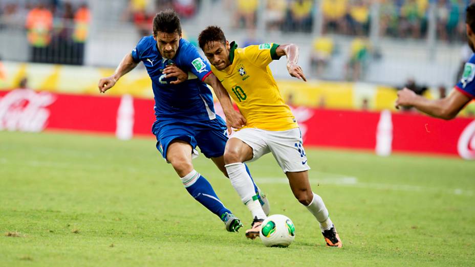 Neymar disputa a bola, durante jogo contra a Itália, pela Copa das Confederações, em Salvador
