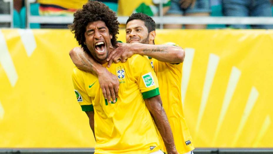 Jogadores Dante e Hulk comemoram o primeiro gol do Brasil contra a Itália, pela Copa das Confederações, em Salvador