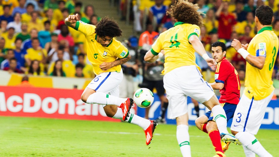 Disputa de bola no estádio do Maracanã durante final da Copa das Confederações entre Brasil e Espanha, no Rio de Janeiro