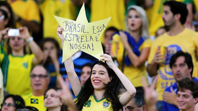 Torcedora no estádio Maracanã durante final da Copa das Confederações entre Brasil e Espanha, no Rio de Janeiro