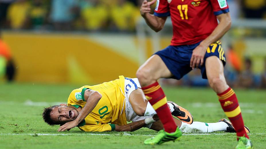 Neymar caido após sofrer falta no estádio Maracanã durante final da Copa das Confederações entre Brasil e Espanha, no Rio de Janeiro