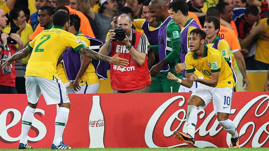 Neymar comemora gol com Fred no estádio Maracanã durante final da Copa das Confederações entre Brasil e Espanha, no Rio de Janeiro