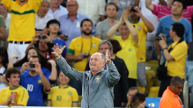 Felipão vibra com gol do Brasil no estádio Maracanã durante final da Copa das Confederações entre Brasil e Espanha, no Rio de Janeiro