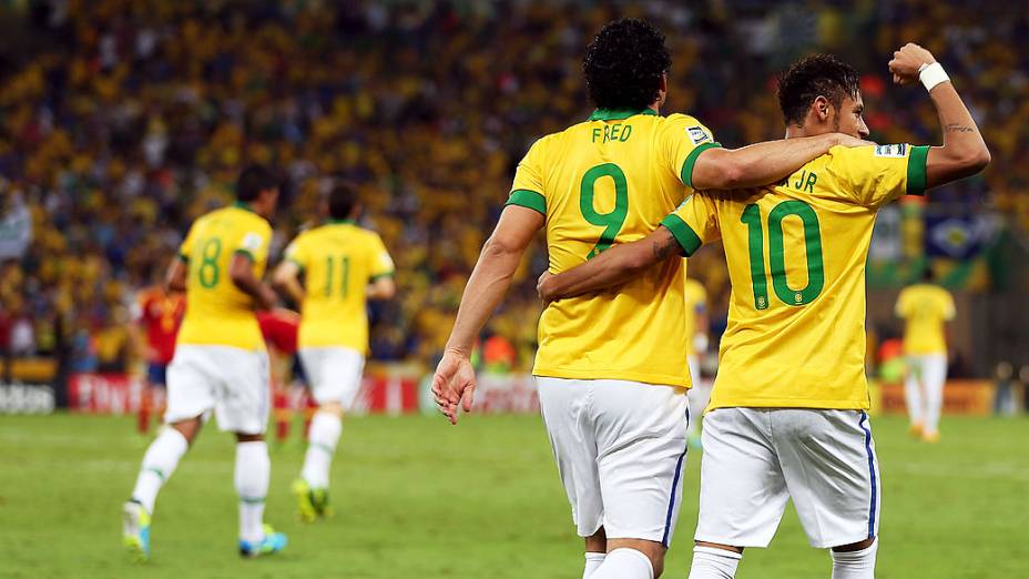 Fred comemora gol com Neymar no estádio Maracanã durante final da Copa das Confederações entre Brasil e Espanha, no Rio de Janeiro