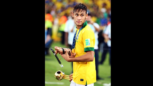 Neymar com seus prêmios no estádio Maracanã durante final da Copa das Confederações entre Brasil e Espanha, no Rio de Janeiro