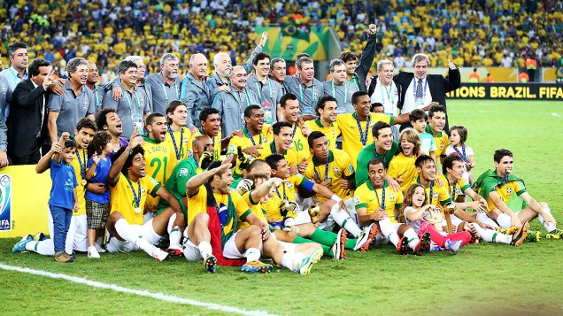 Seleção brasileira posa para foto no estádio Maracanã durante final da Copa das Confederações entre Brasil e Espanha, no Rio de Janeiro