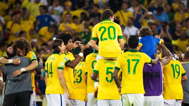 Jogadores comemoram no estádio Maracanã durante final da Copa das Confederações entre Brasil e Espanha, no Rio de Janeiro