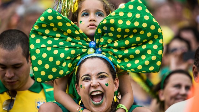 Torcedora brasileira durante o jogo contra a Colômbia no Castelão, em Fortaleza