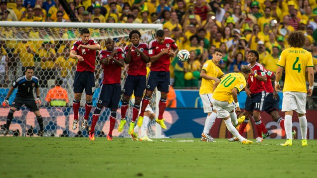 Neymar cobra falta no jogo contra a Colômbia no Castelão, em Fortaleza