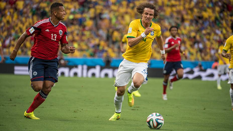 David Luiz disputa a bola com jogador da Colômbia no Castelão, em Fortaleza
