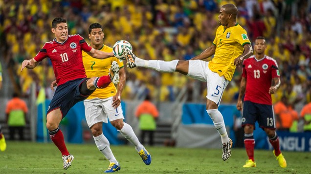 Fernandinho disputa a bola com o colombiano James Rodríguez
