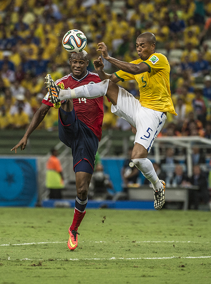 Fernandinho disputa a bola com o jogador da Colômbia no Castelão, em Fortaleza
