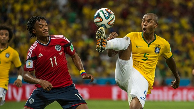 Fernandinho disputa a bola com Cuadrado, da Colômbia, no Castelão em Fortaleza