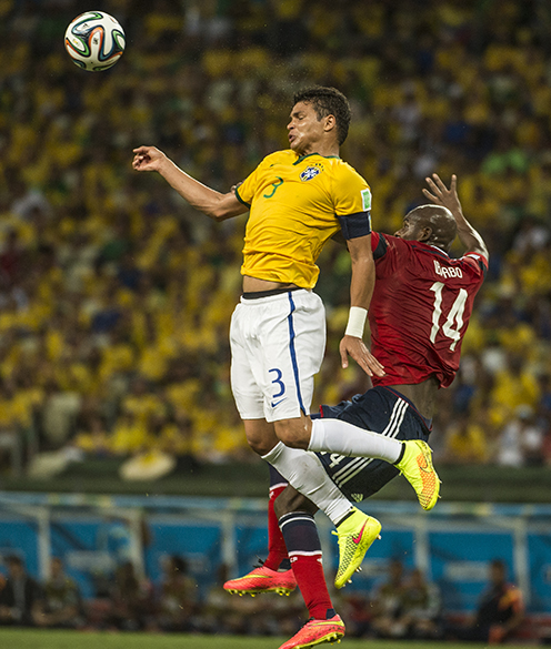 Thiago Silva cabeceia a bola no jogo contra a Colômbia no Castelão, em Fortaleza