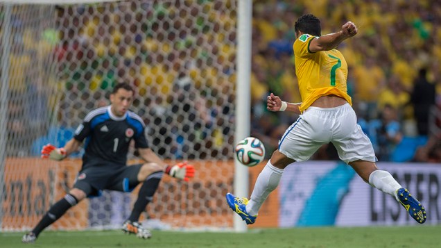 Hulk chuta a bola contra o gol da Colômbia