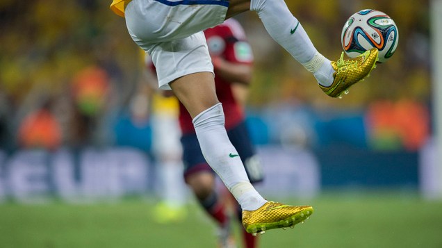 Detalhe na chuteira de Neymar durante o jogo contra a Colômbia