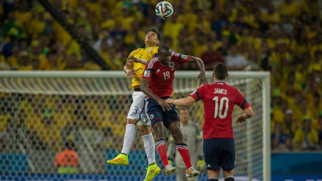 Thiago Silva disputa a bola com jogador da Colômbia