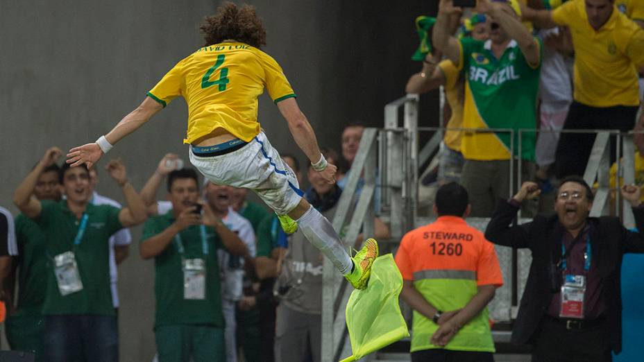 David Luiz comemora gol contra a Colômbia no Castelão, em Fortaleza