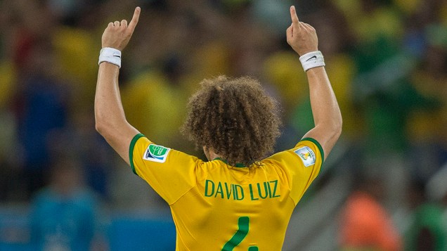 David Luiz comemora vitória do Brasil sobre a Colômbia no Castelão, em Fortaleza