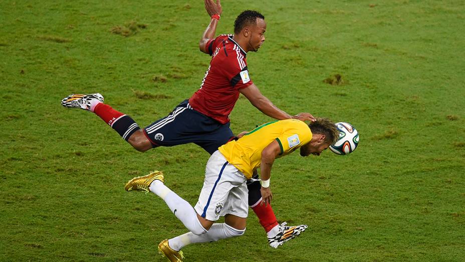 O colombiano Juan Zuñiga dá entrada dura em Neymar