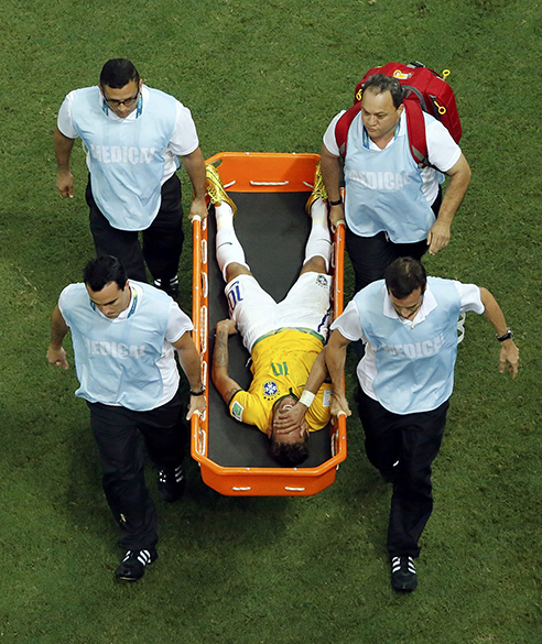 Neymar é retirado de maca do campo, após falta do jogador colombiano Zuñiga