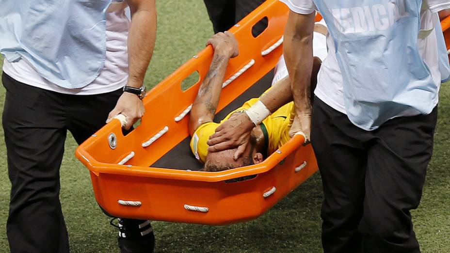 Neymar é retirado de maca do campo, após falta do jogador colombiano Zuñiga
