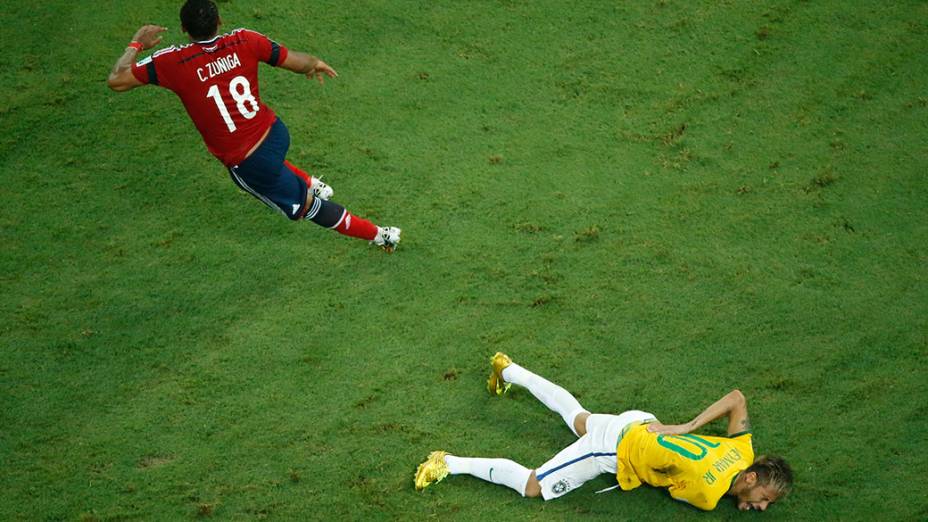Neymar sofre falta violenta do jogador Zuñiga durante jogo no Castelão, em Fortaleza