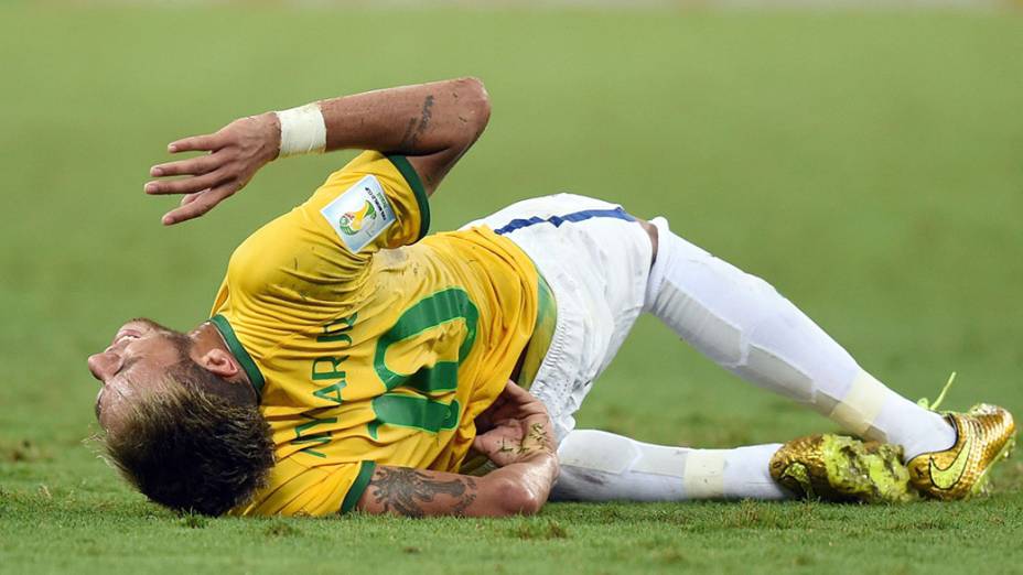 Neymar se contorce de dor após falta do colombiano Zuñiga no Castelão, em Fortaleza