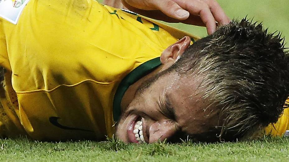 Neymar chora de dor após falta do colombiano Zuñiga no Castelão, em Fortaleza