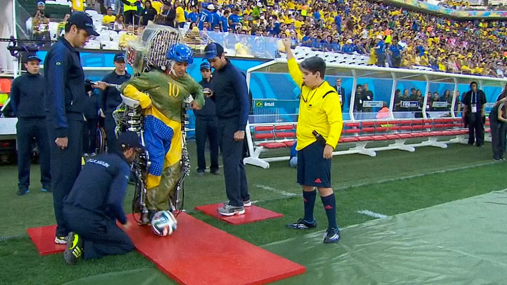 Jovem paraplégico Juliano Pinto, 29, dá o pontapé inicial da abertura da Copa usando o exoesqueleto desenvolvido pelo neurocientista brasileiro Miguel Nicolelis