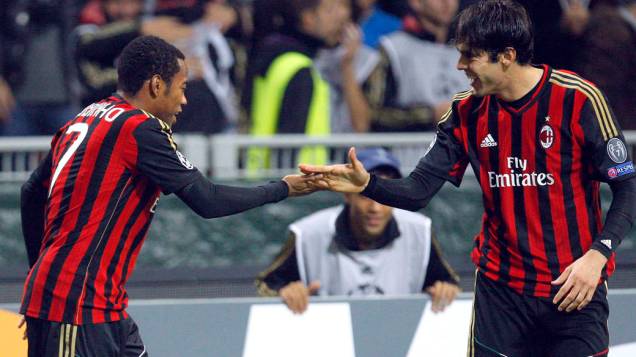 Robinho comemora com Kaká após marcar um gol contra o barcelona, pela Liga dos Campeões na Itália