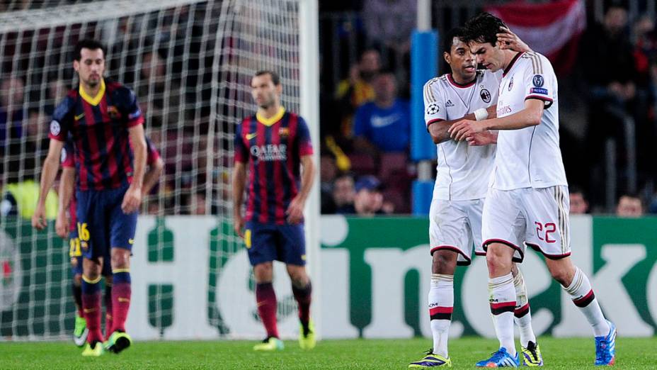 Jogador Robinho, do Milan, cumprimenta Kaká após gol contra o Barcelona, pela Liga dos Campeões na Espanha
