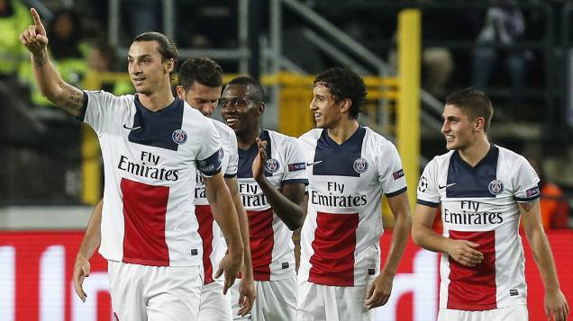 Ibrahimovic comemora gol com os companheiros de PSG na vitória sobre o Anderlecht