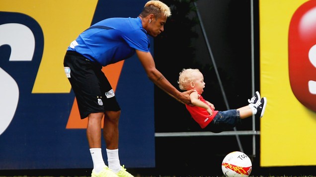 Neymar e seu filho Davi Lucca durante o treino do Santos realizado no CT Rei Pelé, em Santos