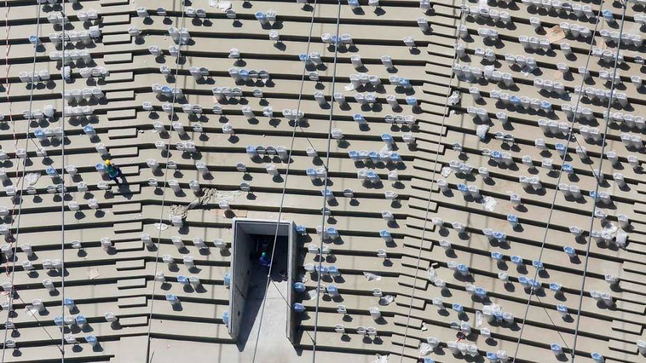 Visão aérea das novas cadeiras do estádio do Maracanã, em 22/02/2013