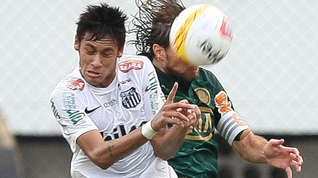 Neymar disputa a bola com o jogador Henrique do Palmeiras, pelas quartas de final do Campeonato Paulista