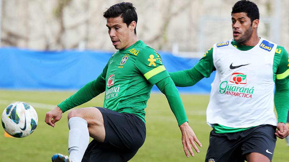 Hernanes e Hulk durante treino da seleção brasileira nesta quarta antes do amistoso contra a Itália em Genebra, Suíça