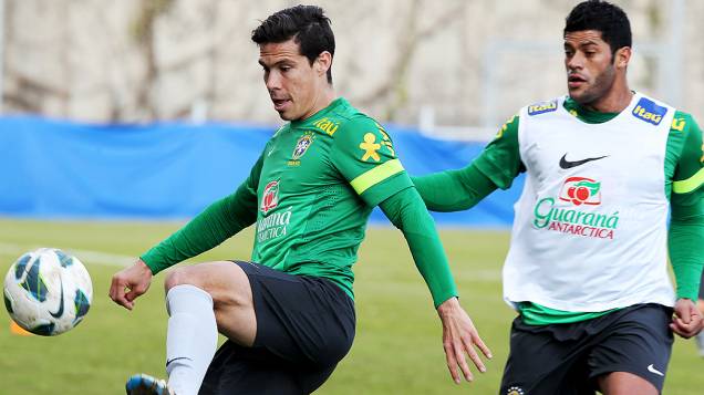 Hernanes e Hulk durante treino da seleção brasileira nesta quarta antes do amistoso contra a Itália em Genebra, Suíça
