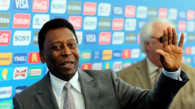 Pelé chega para o sorteio da Copa do Mundo de 2014