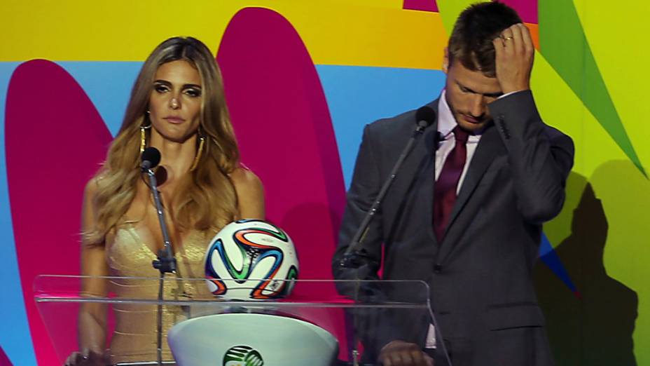 Fernanda Lima e Rodrigo Hilbert apresentam a cerimônia do sorteio dos grupos da Copa